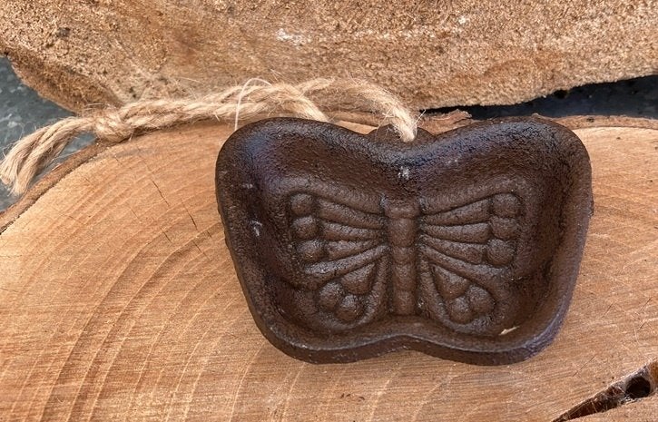 GIETIJZEREN BAKVORM VLINDER MET OPHANGLUS BRUIN NIEUW, Antiek en Kunst, Ophalen of Verzenden