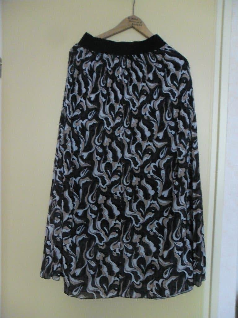 Nieuwe dames rok. Maat M, Maat 38/40 (M), Zwart, Ophalen of Verzenden, Onder de knie