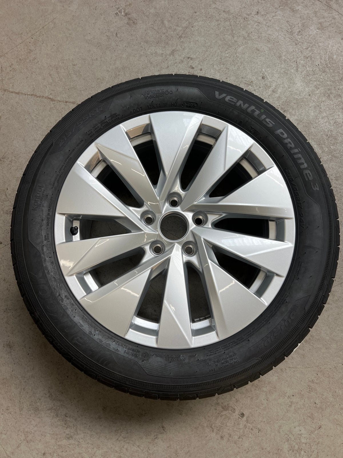 Nieuw 17 inch velg met Hankook band voor VW Passat 2024/2025, Auto-onderdelen, 215 mm, Banden en Velgen, Nieuw, 17 inch