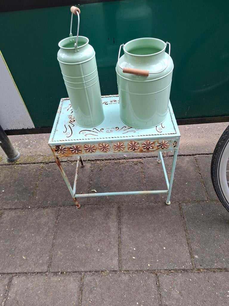Ijzeren retro tafeltje met 2 vazen/kannen, Ophalen, Gebruikt, Rond, Metaal