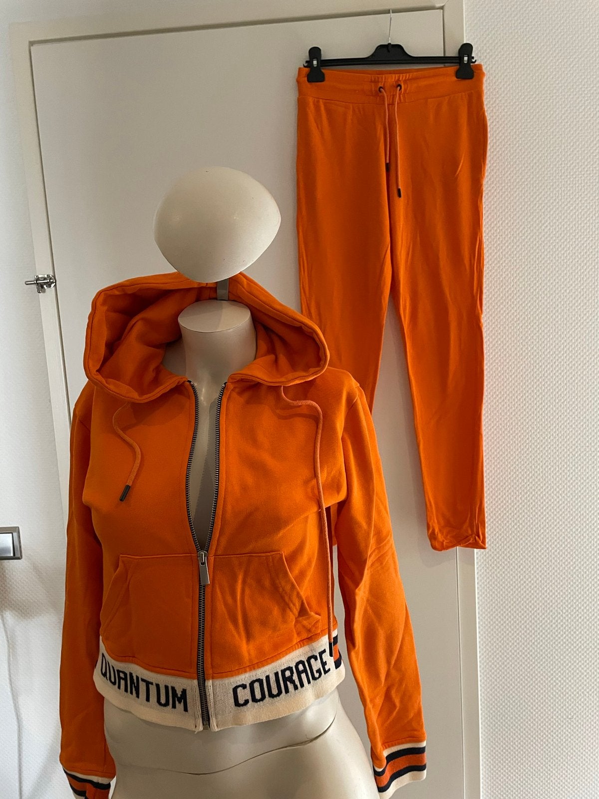 Quantum courage joggingpak met shirt maat s, Ophalen of Verzenden, Zo goed als nieuw, Maat 36 (S), Oranje