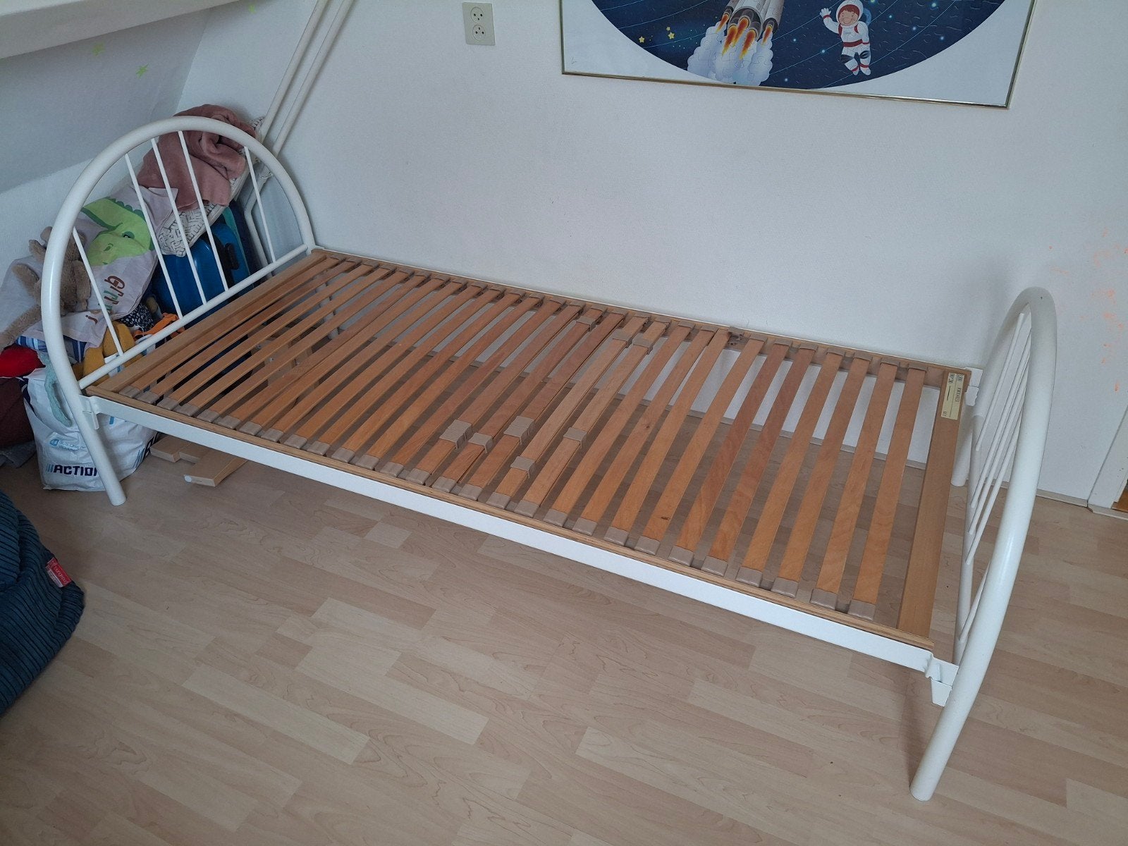 Eenpersoonsbed wit metaal met lattenbodem 90x200 cm, Huis en Inrichting, Slaapkamer | Bedden, Gebruikt, 90 cm, Eenpersoons, Wit