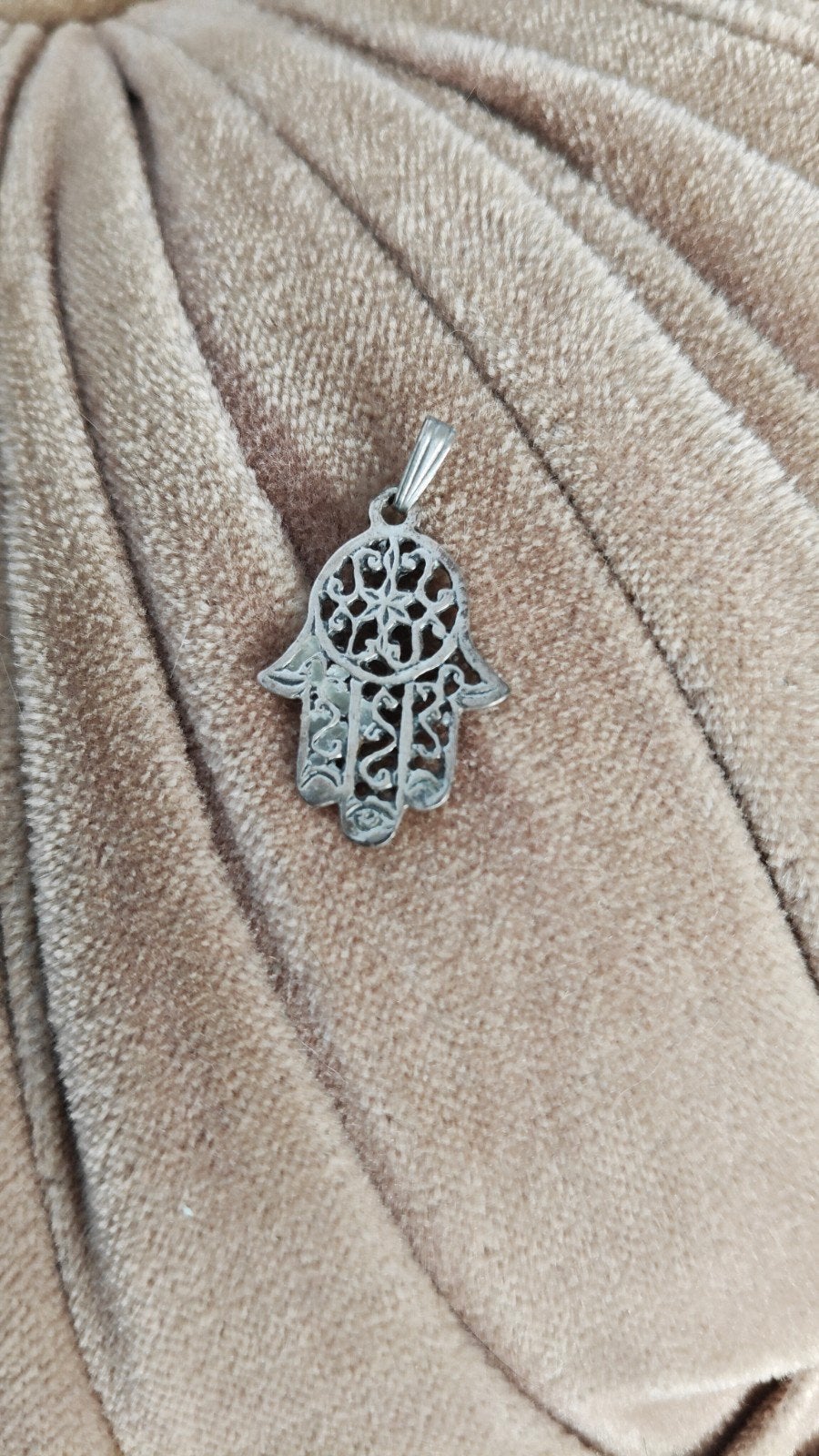 Zilverkleurige Hamsa Hand hanger, Overige materialen, Gebruikt, Overige voorstellingen, Ophalen of Verzenden