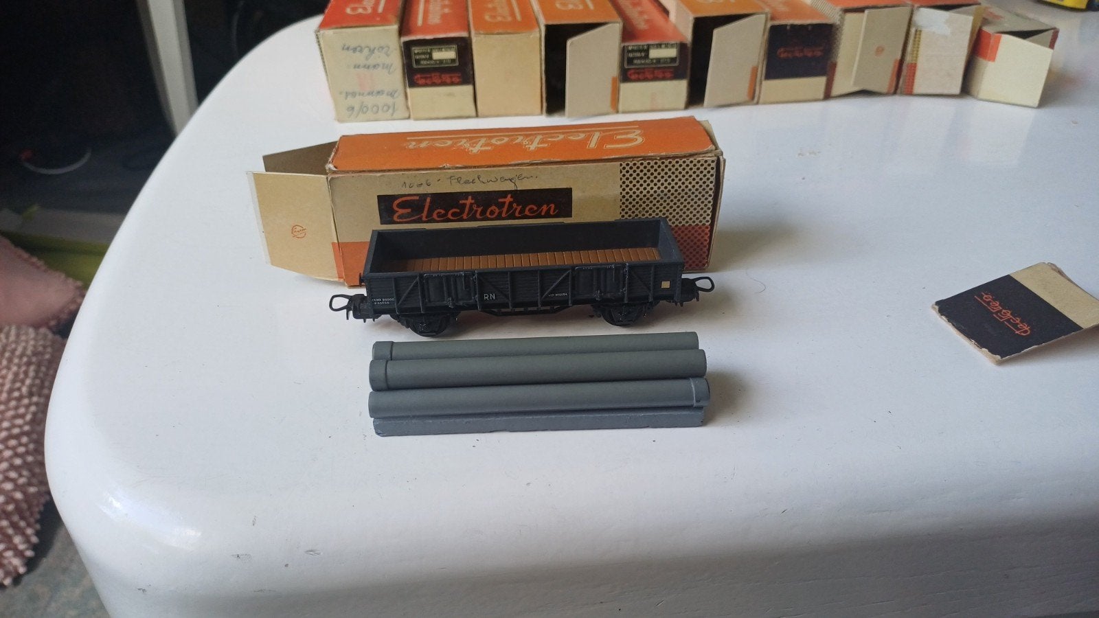 Electrotren 2 beladen bakwagens met buizen, originele doos, Ophalen of Verzenden, Gebruikt, Wagon, Overige merken
