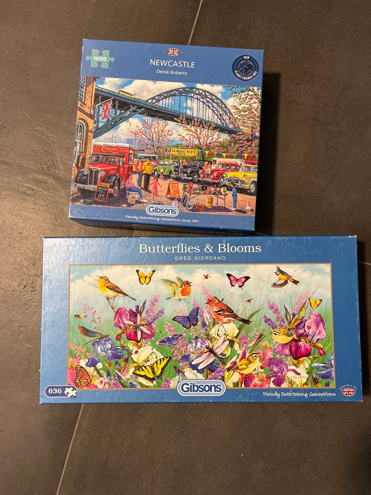 2 Gibsons legpuzzels: Newcastle & Butterflies & Blooms, Ophalen of Verzenden, 500 t/m 1500 stukjes, Zo goed als nieuw, Legpuzzel