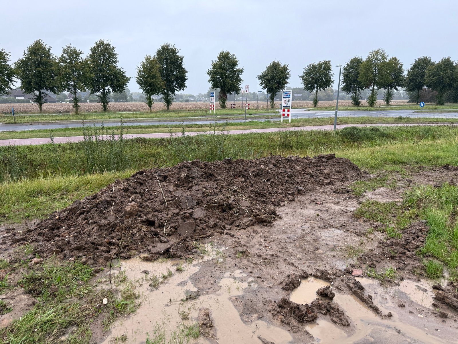 Gratis Grote berg grond/aarde met klei - Ideaal voor ophogen, Tuin en Terras, Zand, Ophalen, Gebruikt, Ophoogzand