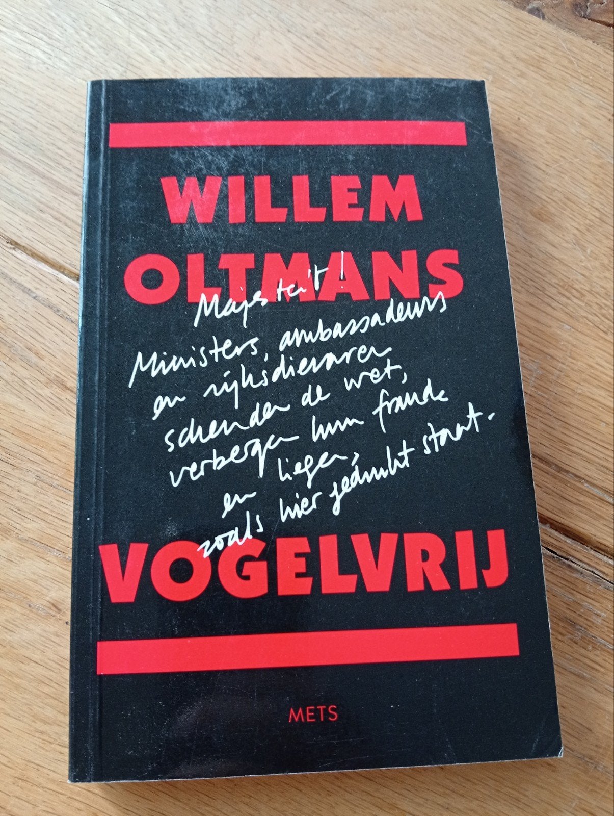 Willem Oltmans Vogelvrij - Een onthullend boek, Boeken, Gelezen, Ophalen of Verzenden, Nederland, Willem Oltmans