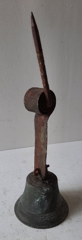 Antieke deurbel met trekveer. Bel is 9 cm hoog, Ophalen of Verzenden, Brons