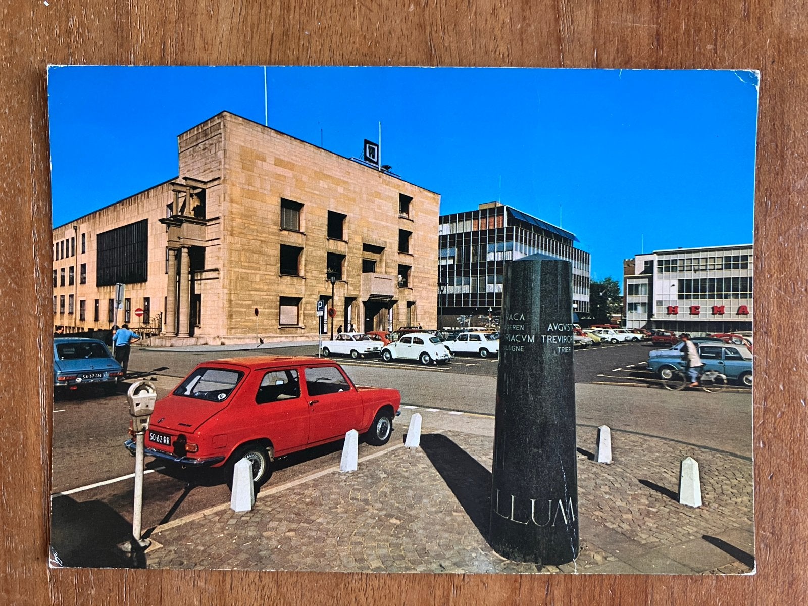 Heerlen Stadhuis  met rode Simca 1100. Ongelopen, Ophalen of Verzenden, 1960 tot 1980, Ongelopen, Limburg