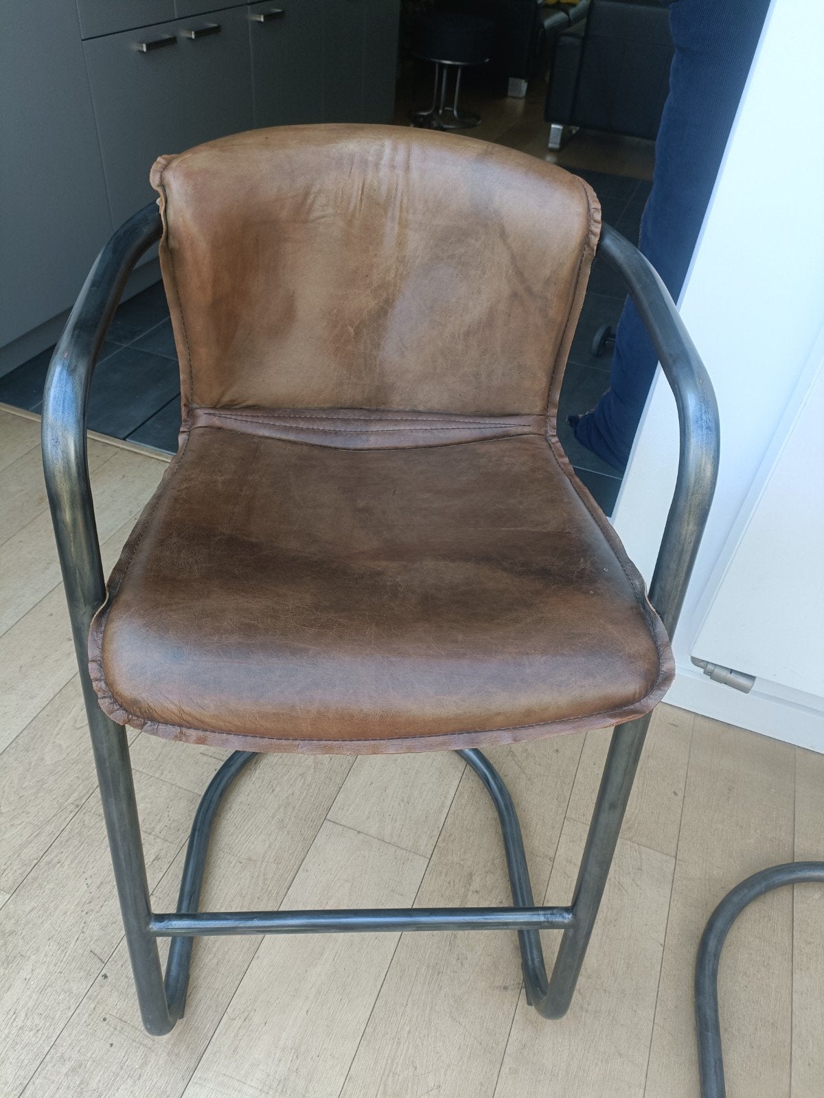 2 Chiavari barkrukken, Huis en Inrichting, Barkrukken, Zo goed als nieuw, 60 tot 90 cm, Leer, Metaal, 2 krukken, Met voetsteun