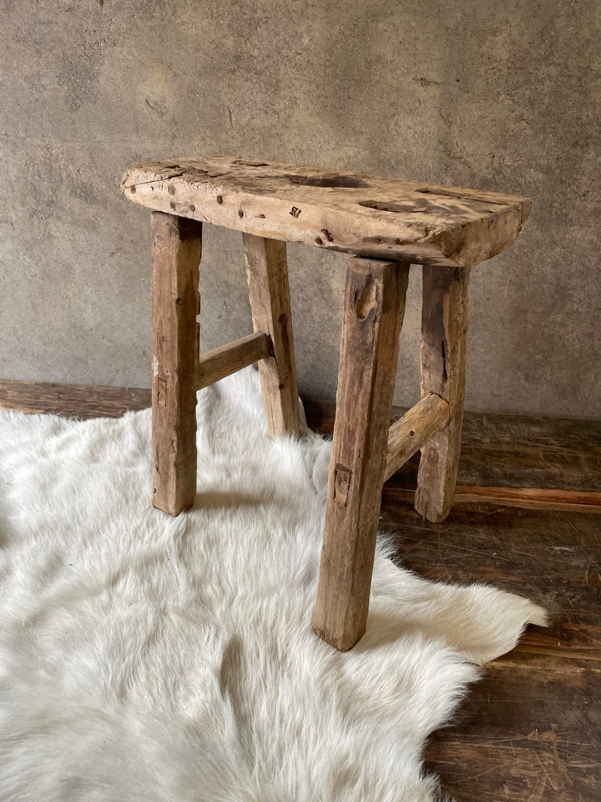 Oude landelijke sobere houten kruk - 34x15x35cm, Ophalen of Verzenden
