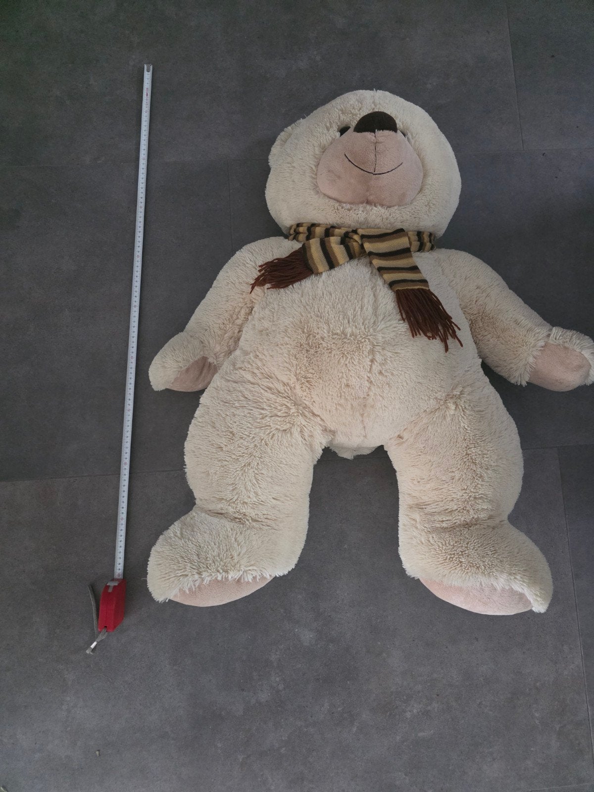 Grote knuffelbeer met sjaal 100cm +-, Beer, Ophalen of Verzenden, Zo goed als nieuw, Met kleding of accessoire