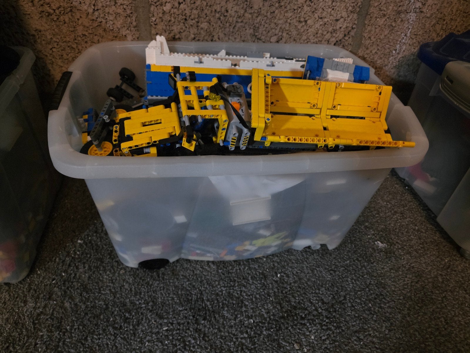 Grote partij LEGO: 3 bakken vol + koffer met minifiguren, Gebruikt, Lego, Ophalen of Verzenden, Losse stenen