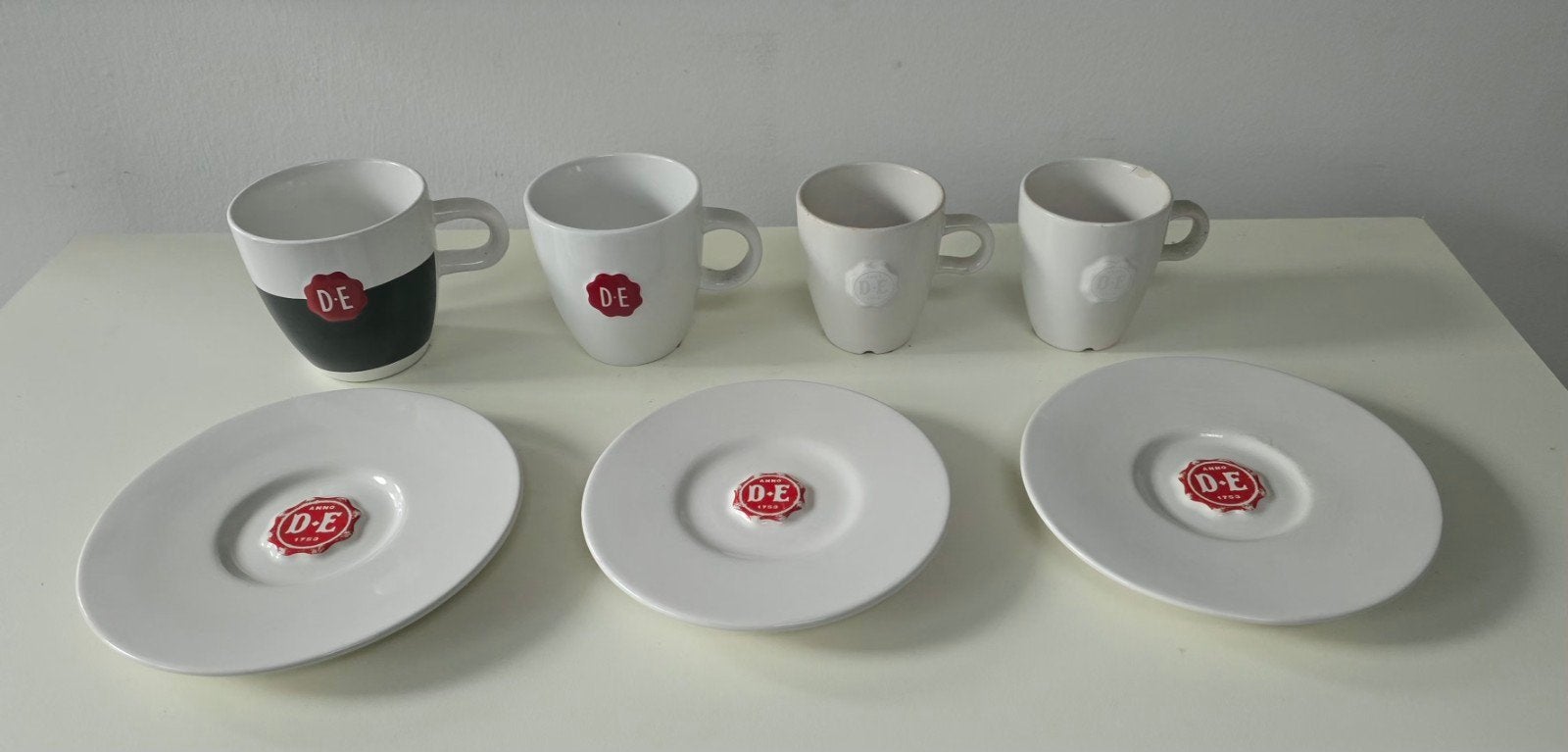Douwe Egberts Servies: 4 Mokken en 3 Schotels, Huis en Inrichting, Gebruikt, Overige merken, Keramiek, Ophalen of Verzenden