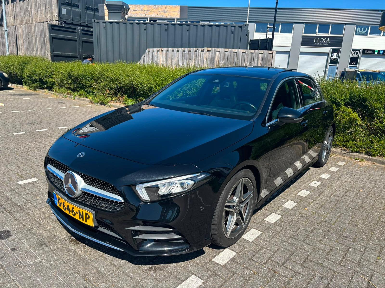 Mercedes-Benz A180d AMG | Panorama Full options 1e eigenaar, Auto's, 1345 kg, Zwart, 4 cilinders, Leder en Stof