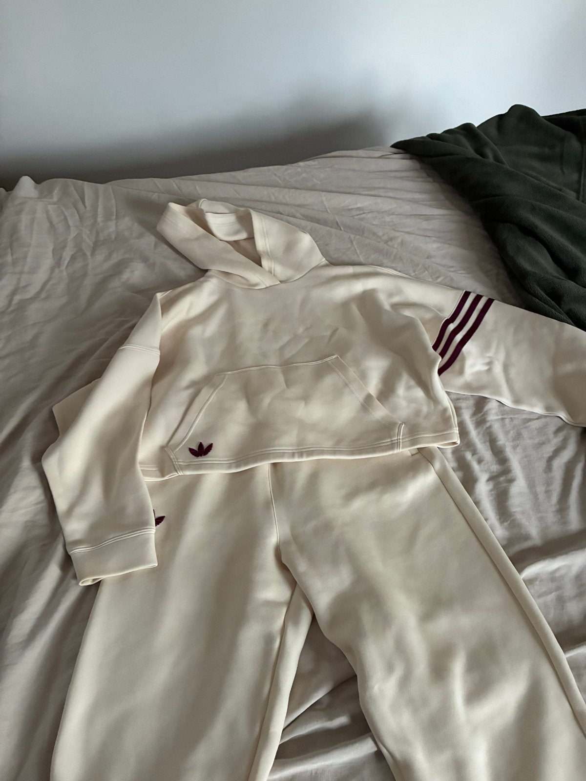 Adidas Ivy Park trainingspak - Crème met bordeauxrood, Kleding | Dames, Overige Dameskleding, Gedragen, Ophalen of Verzenden
