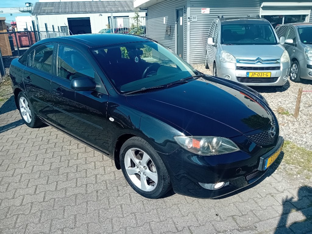 Mazda 3 1.6 Sedan 2005, TREKHAAK NIEUWE APK!, Stof, Zwart, Handgeschakeld, 550 kg
