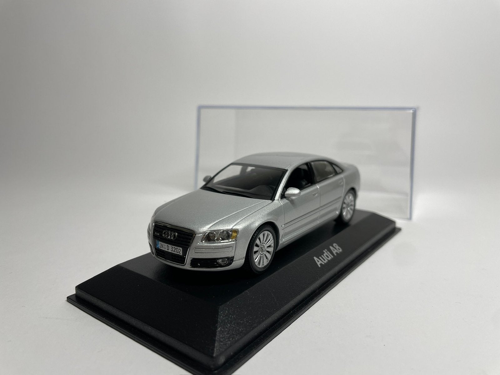 Minichamps Audi A8 collectors model, Ophalen of Verzenden, Zo goed als nieuw, Auto, MiniChamps
