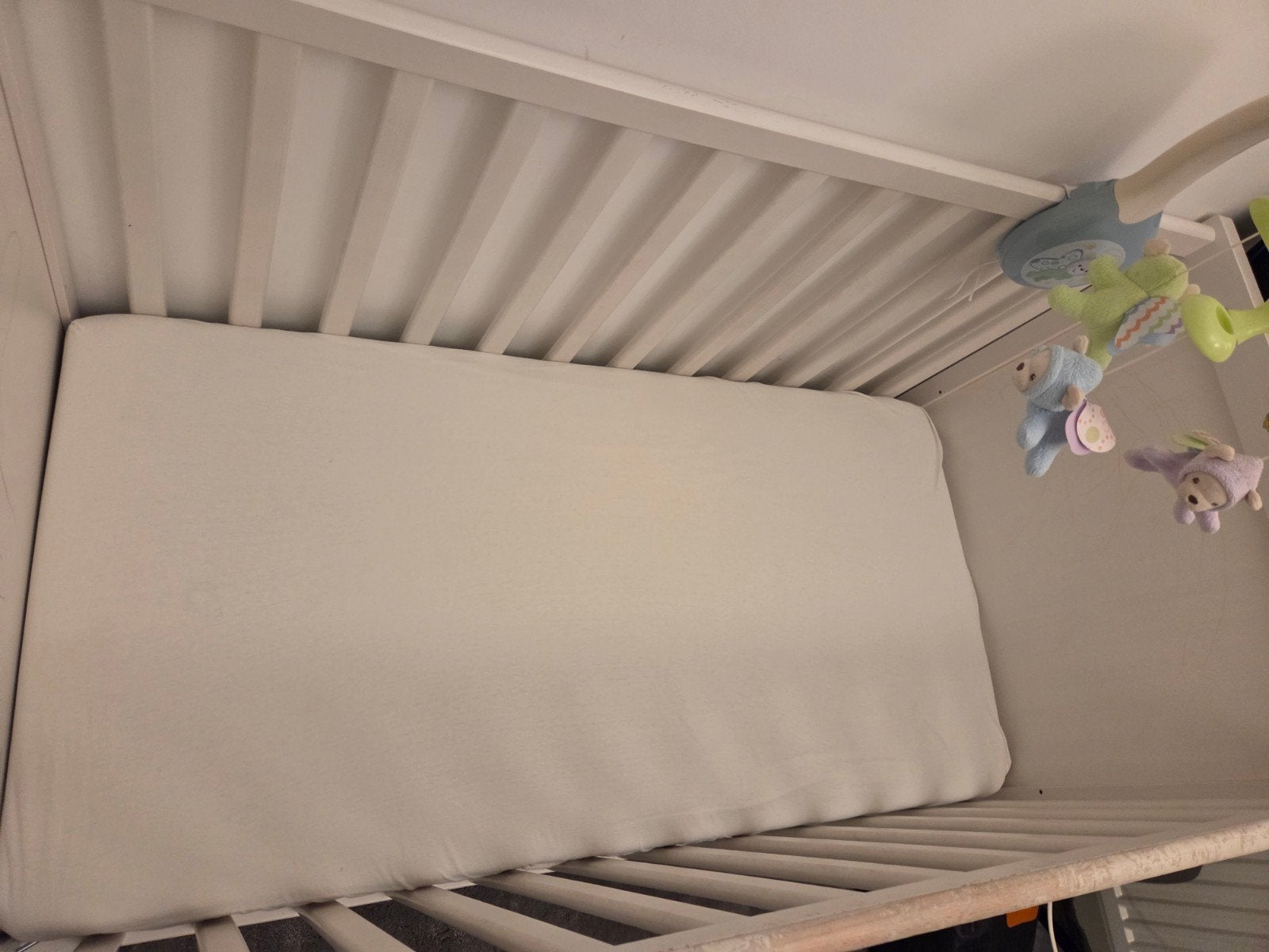 Wit houten babybedje met matras en 2xmatrasbeschermer, Huis en Inrichting, Ophalen, Gebruikt, Eenpersoons, Wit