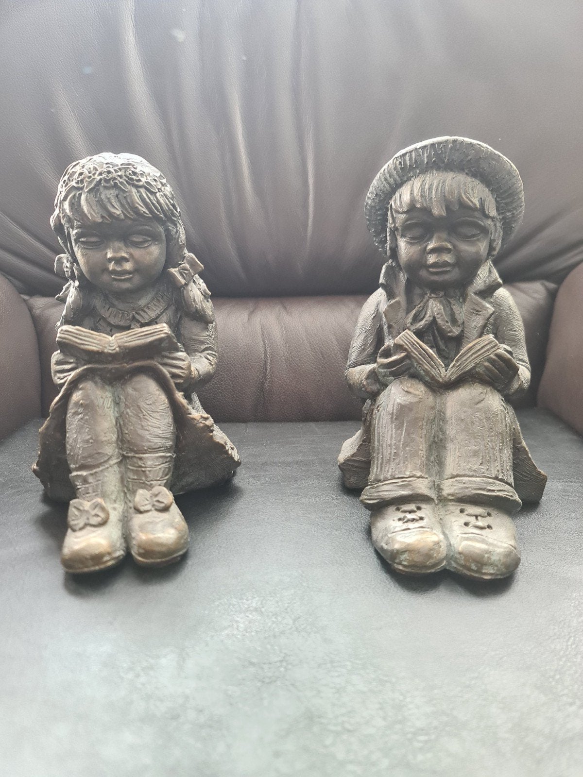 Massief bronzen beelden van lezende kinderen (ca. 20 cm), Antiek en Kunst, Kunst | Beelden en Houtsnijwerken, Minder dan 20 cm
