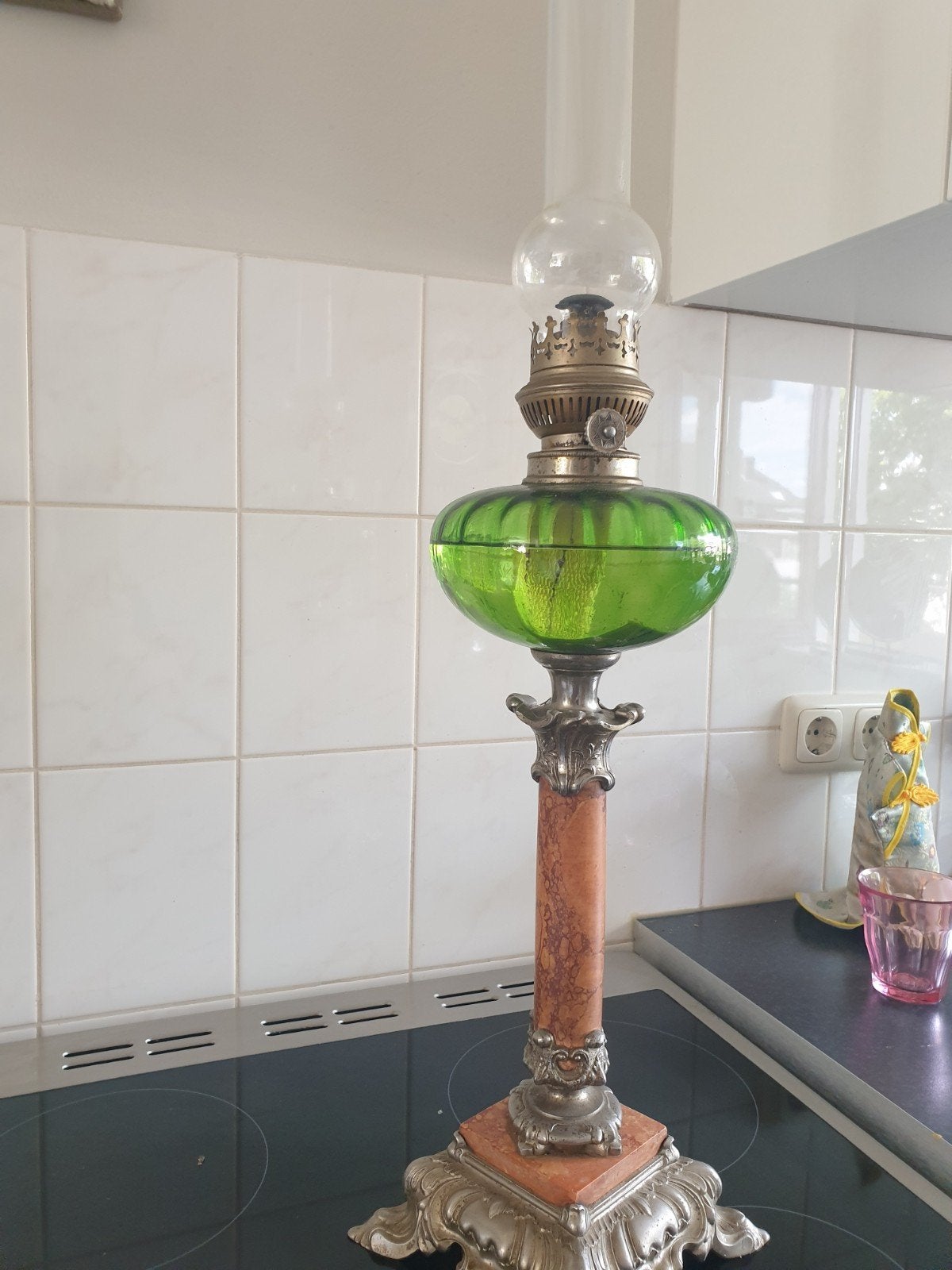 Antieke olielamp met marmeren voet en groen glazen reservoir, Antiek en Kunst, Ophalen