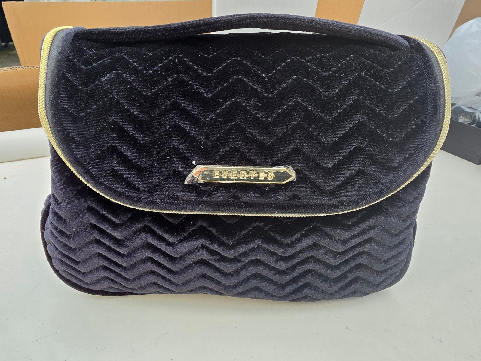 Zwarte fluwelen toilettas met goudkleurige details, Ophalen of Verzenden, Nieuw, Zwart, Dame