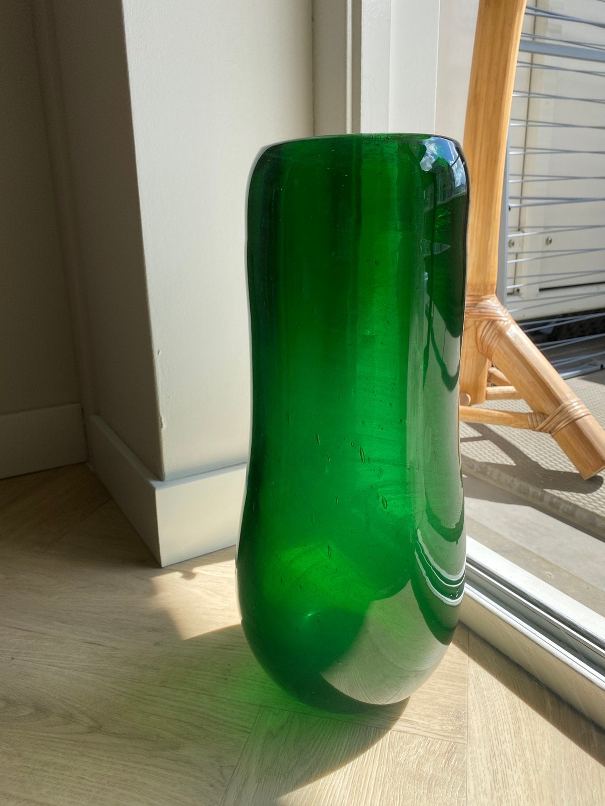 mond geblazen zware glazen groene vaas., Huis en Inrichting, Woonaccessoires | Vazen, Ophalen, Zo goed als nieuw