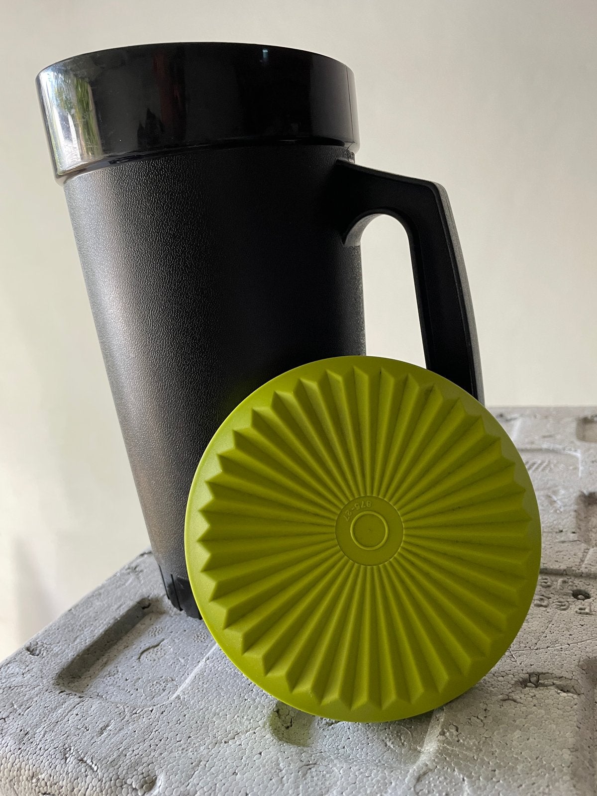 Zwarte Tupperware kan met groen deksel (vintage), Huis en Inrichting, Ophalen of Verzenden, Zo goed als nieuw, Beker of Kan, Met deksel