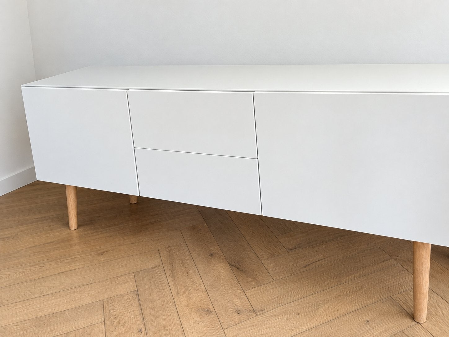 Strak wit dressoir met houten poten, Ophalen, Overige materialen, Gebruikt, 150 tot 200 cm