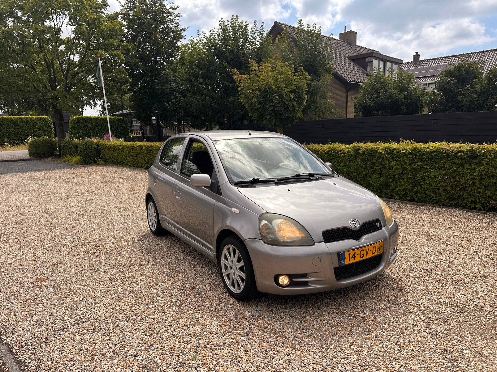 Toyota Yaris 1.5 16V Vvti 5DR T Sport 2001 Grijs, Voorwielaandrijving, 1497 cc, 31 €/maand, 4 cilinders