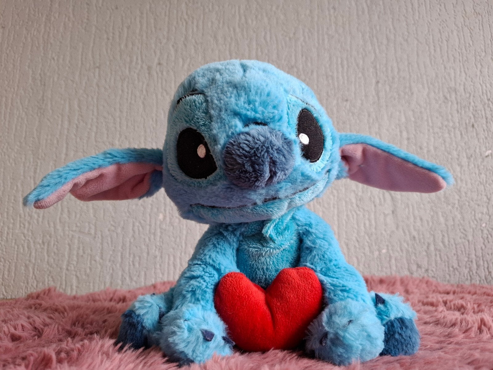 Disney Stitch Knuffel met Hartje - Zo goed als nieuw, Kinderen en Baby's, Speelgoed | Knuffels en Pluche, Zo goed als nieuw, Overige typen