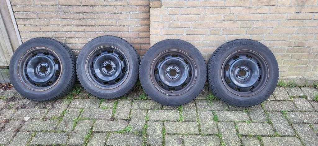 Winterbanden op velg 4x108 Peugeot 208 (185/65R15) + doppen, Ophalen, Gebruikt, 15 inch, Banden en Velgen