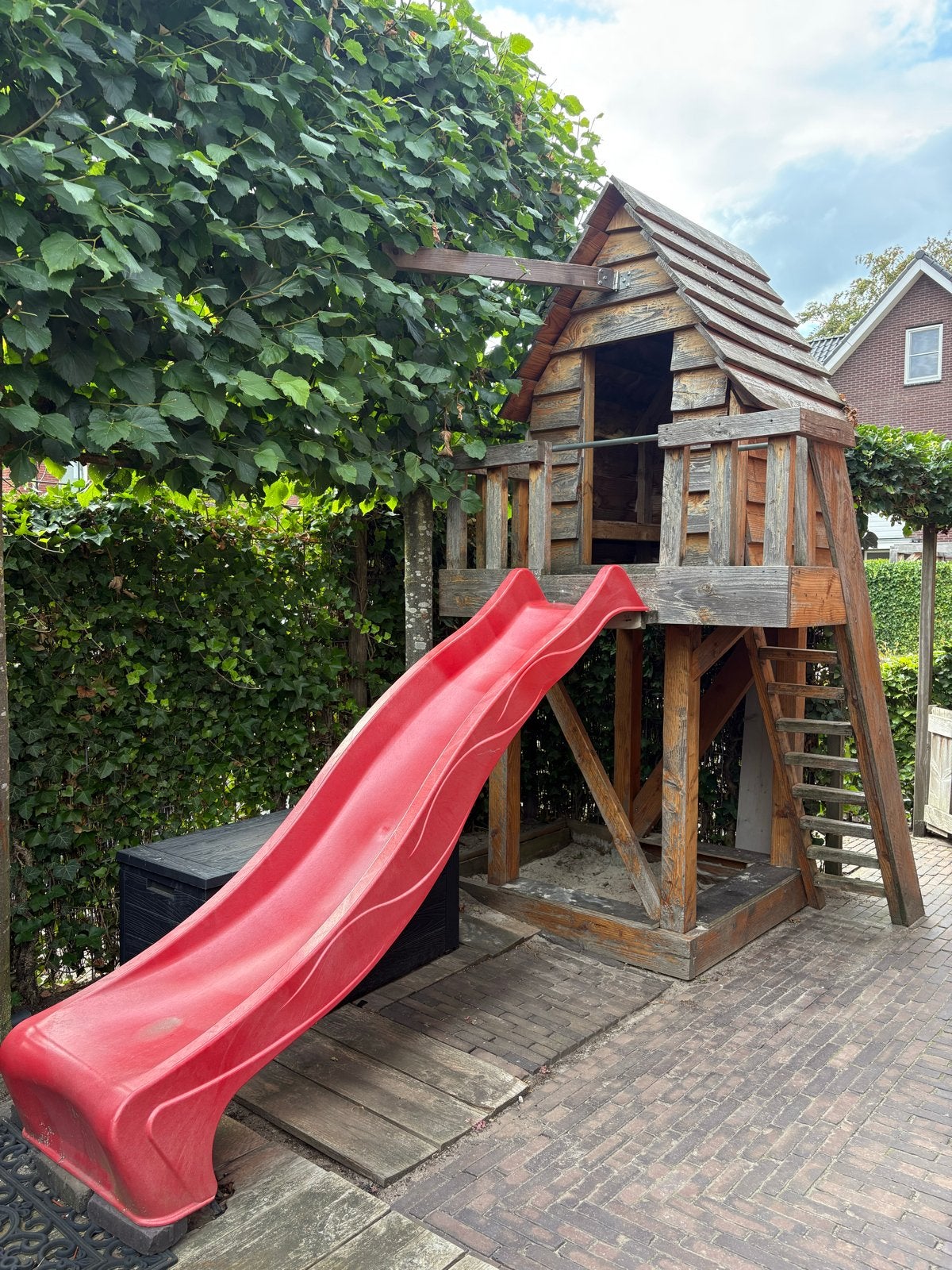 Houten speelhuisje met glijbaan en zandbak, Ophalen, Gebruikt, Hout