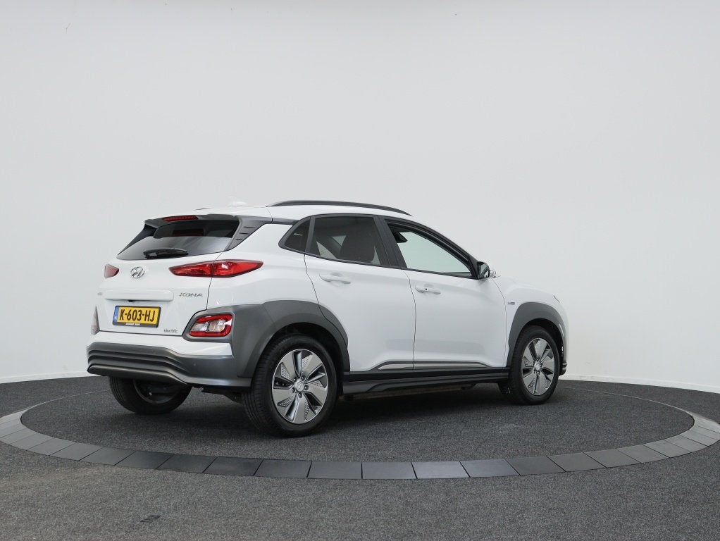 Hyundai KONA EV 64kWh Premium | SOH 100% | Stoelverwarming |, 12 maanden, 0 cilinders, Gebruikt, Zwart