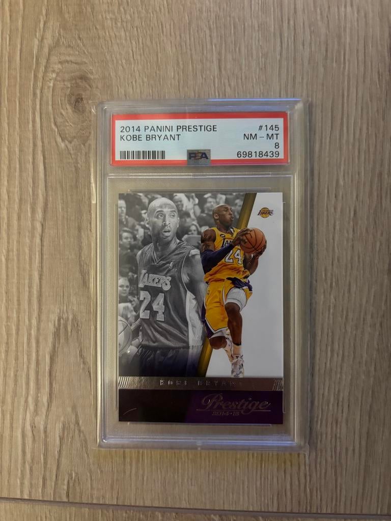 Kobe Bryant 2014 Panini Prestige PSA 8 Los Angeles Lakers, Ophalen of Verzenden, Zo goed als nieuw, Overige sporten, Spelerskaart