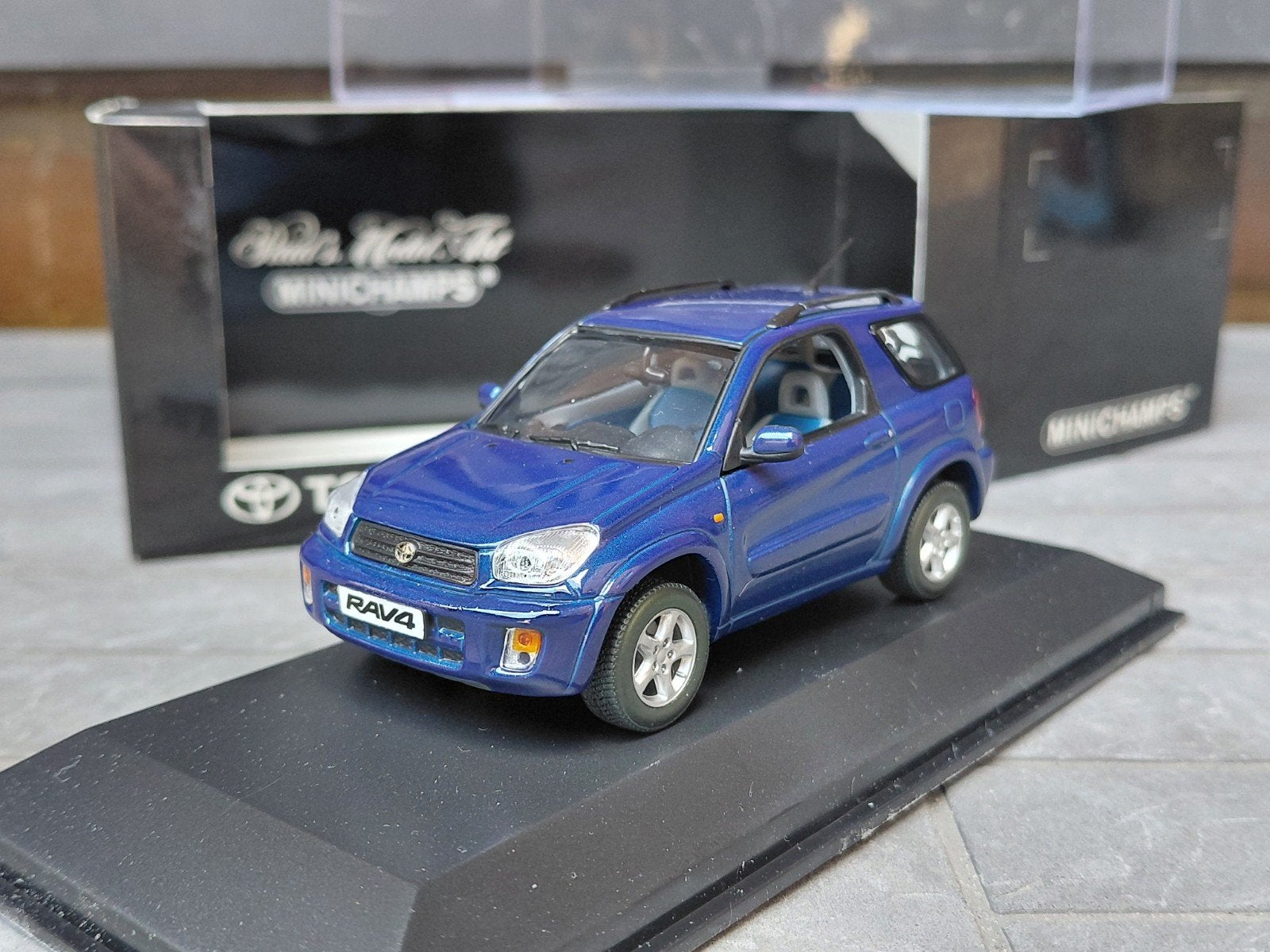 Toyota RAV4 mk2 2000-2006 3-deurs blauw 1/43 Minichamps, Hobby en Vrije tijd, Modelauto's | 1:43, Ophalen of Verzenden, Zo goed als nieuw