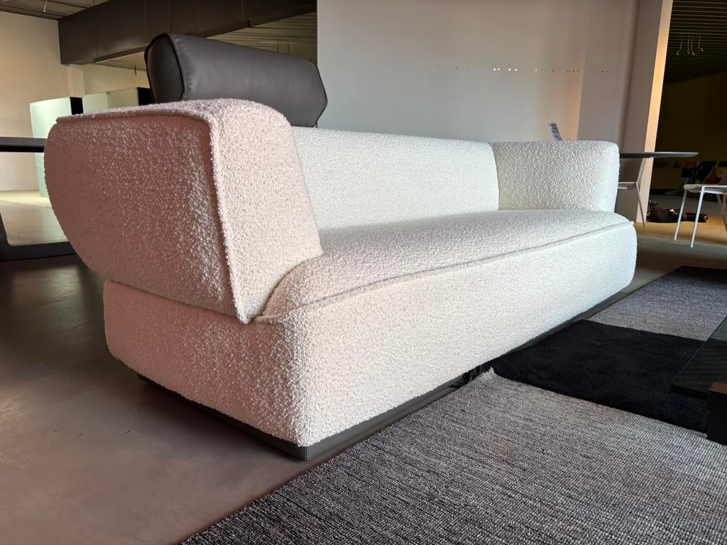 Showmodel Leolux Loya bank 235cm stof boucle LP € 5.000,-, Leolux, Info@micheldethouars.nl, 100 tot 125 cm, Ophalen of Verzenden