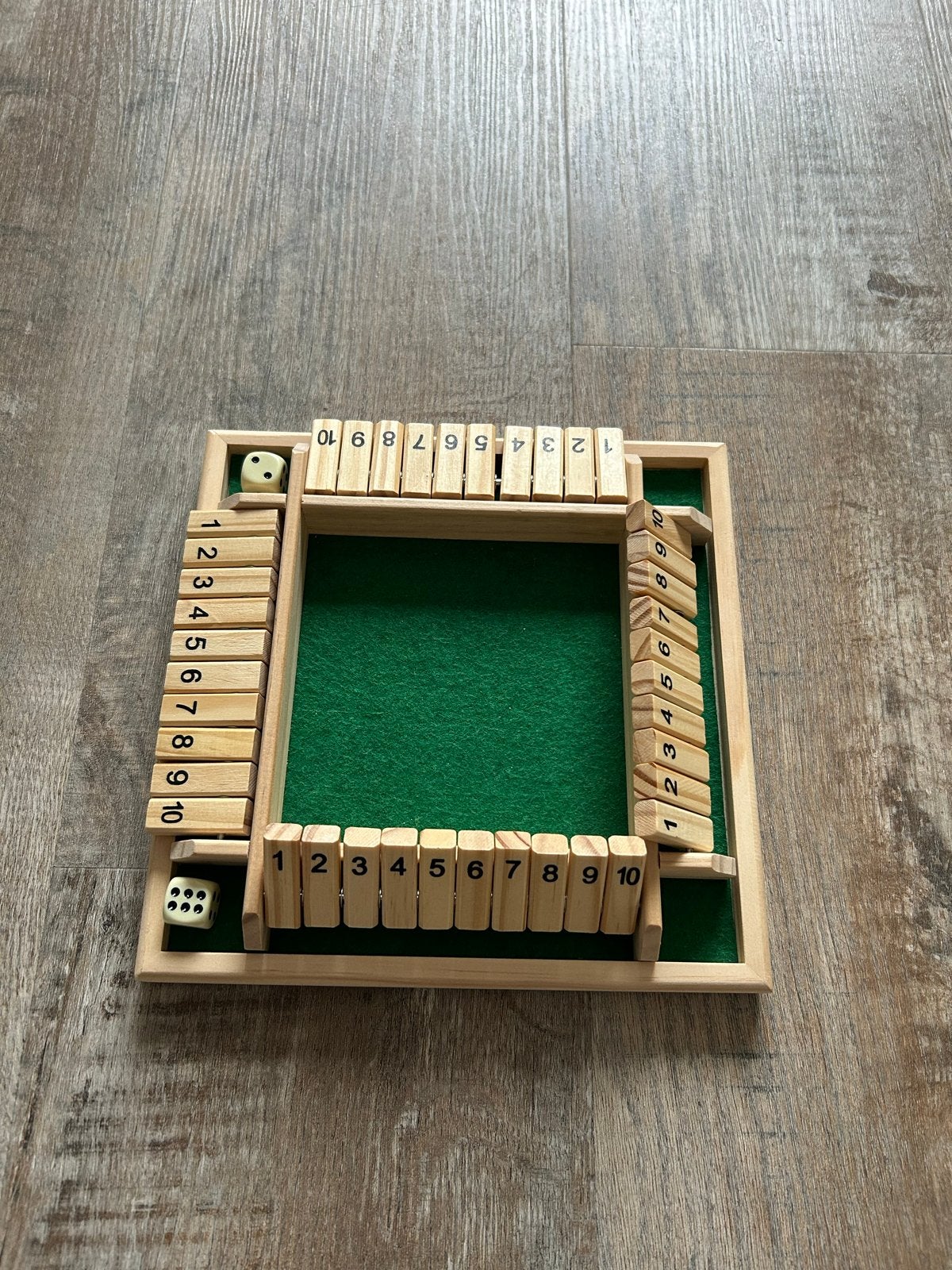 Twee houten bordspellen: Shut the Box en Solitaire, Een of twee spelers, Ophalen, Gebruikt, Reisspel