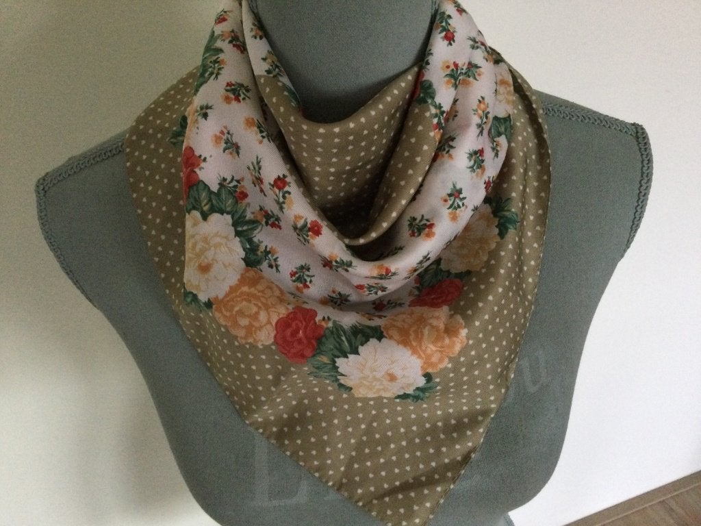 Bandana/halsdoek met bloemen en hartjes, Ophalen of Verzenden, Gedragen, Maat 46/48 (XL) of groter, Sjaal
