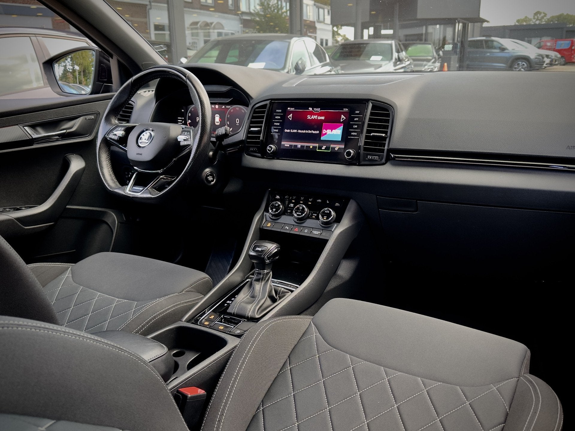 Skoda Karoq 1.5 TSI ACT AUT7 SPORTLINE NAVI CAMERA DIGI-DASH, Auto's, Euro 6, 4 cilinders, Zwart, SUV of Terreinwagen