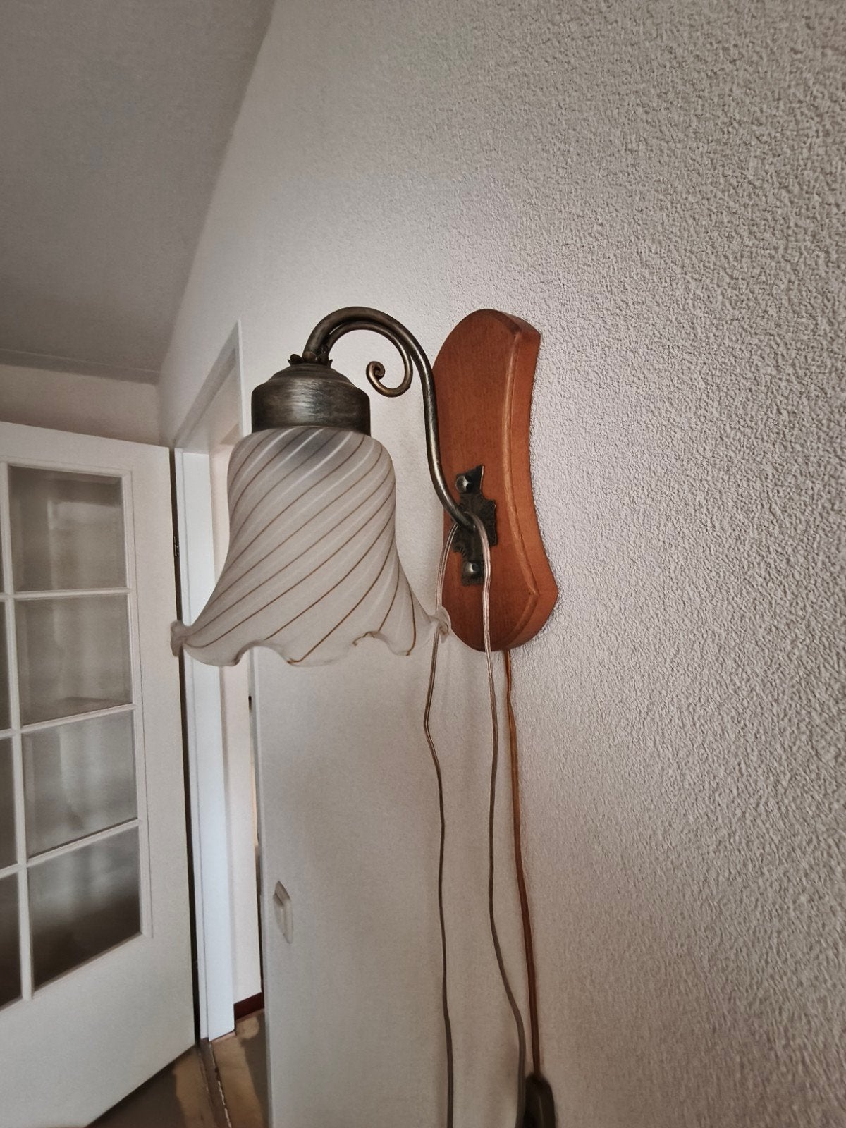 Vintage wandlamp met glazen kap en houten armatuur, Huis en Inrichting, Lampen | Wandlampen, Ophalen of Verzenden