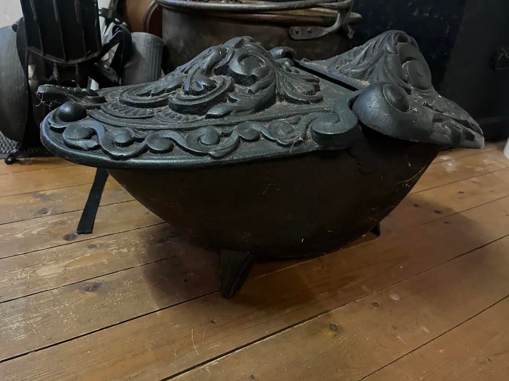 Antieke gietijzeren vuurpot met decoratieve klep, Ophalen