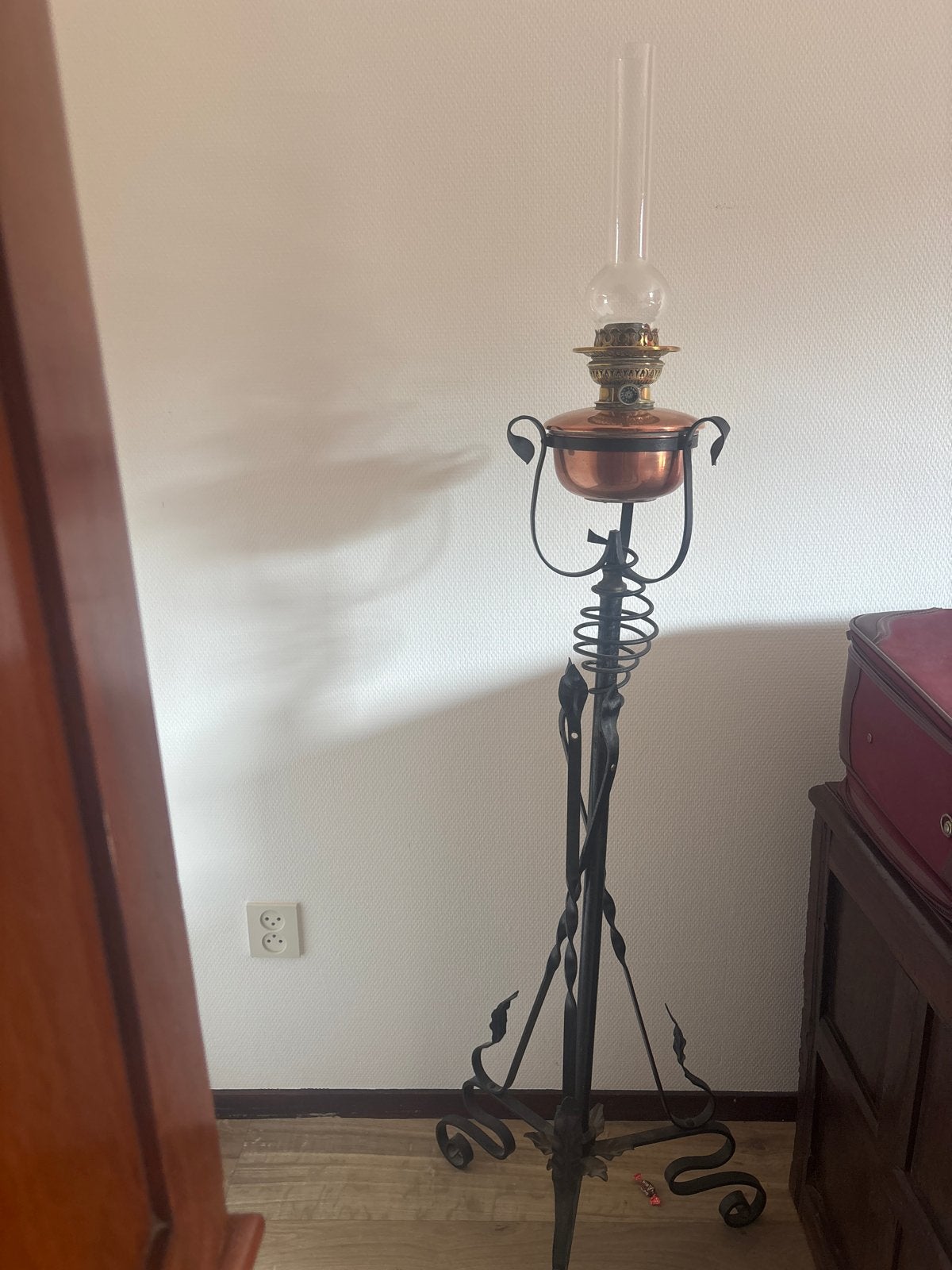 Antieke olielamp op smeedijzeren standaard, Ophalen of Verzenden