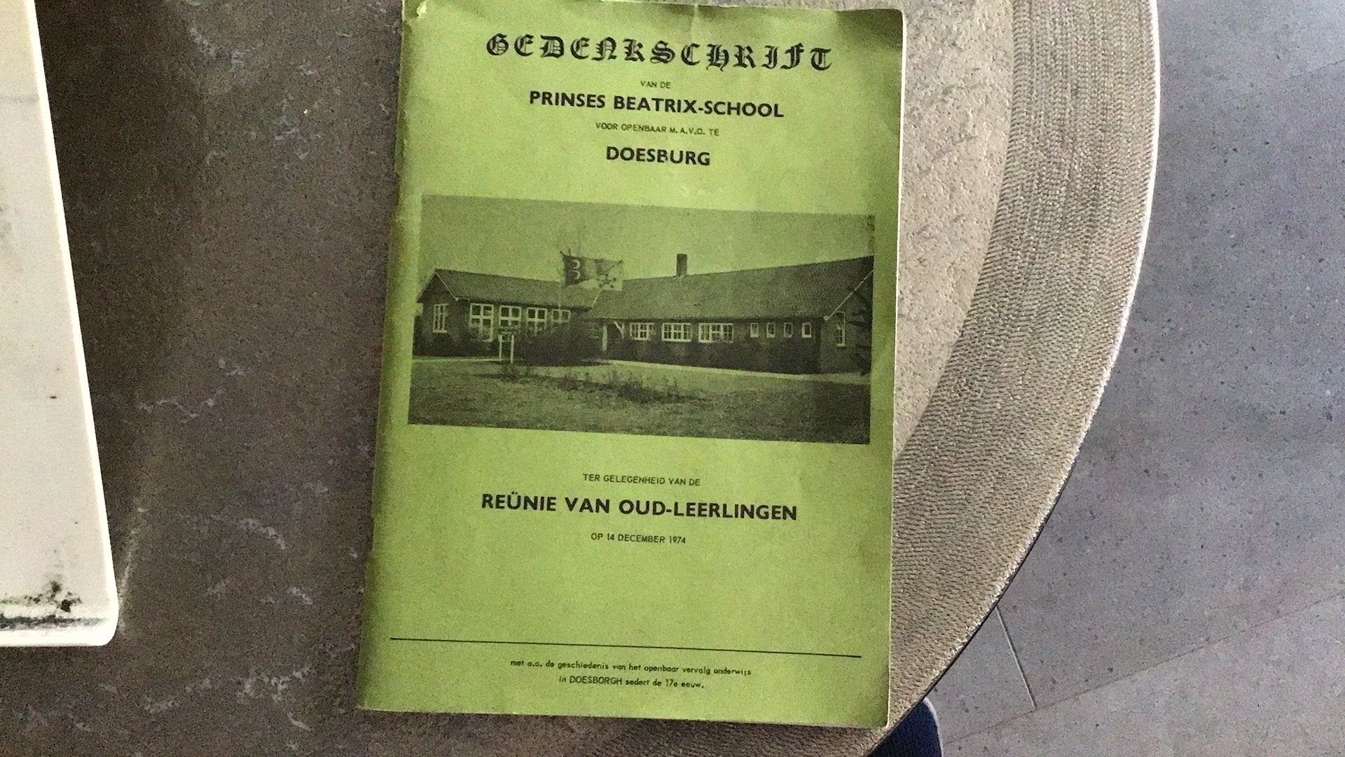 Doesburg-Gedenkschrift Prinses Beatrix- School-1974, Boeken, Ophalen of Verzenden, 20e eeuw of later, Gelezen