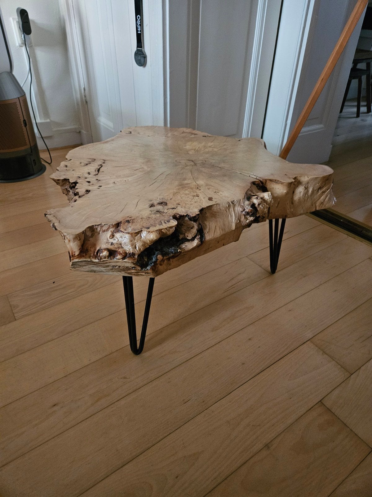 Unieke salontafel van massief boomstam met metalen poten, Ophalen