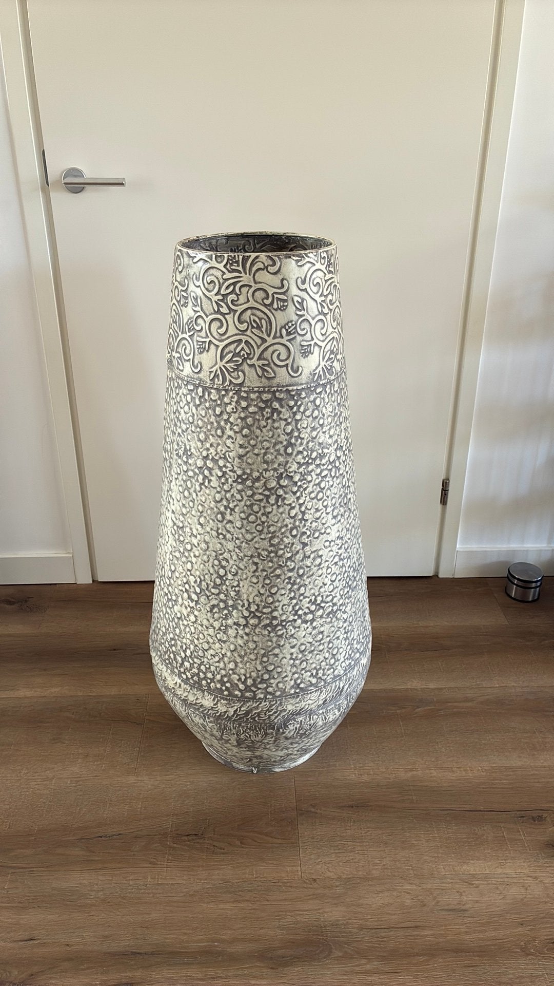 Hoge vaas/ decoratie vaas metaal, Huis en Inrichting, Woonaccessoires | Vazen, Ophalen, Zo goed als nieuw, Metaal