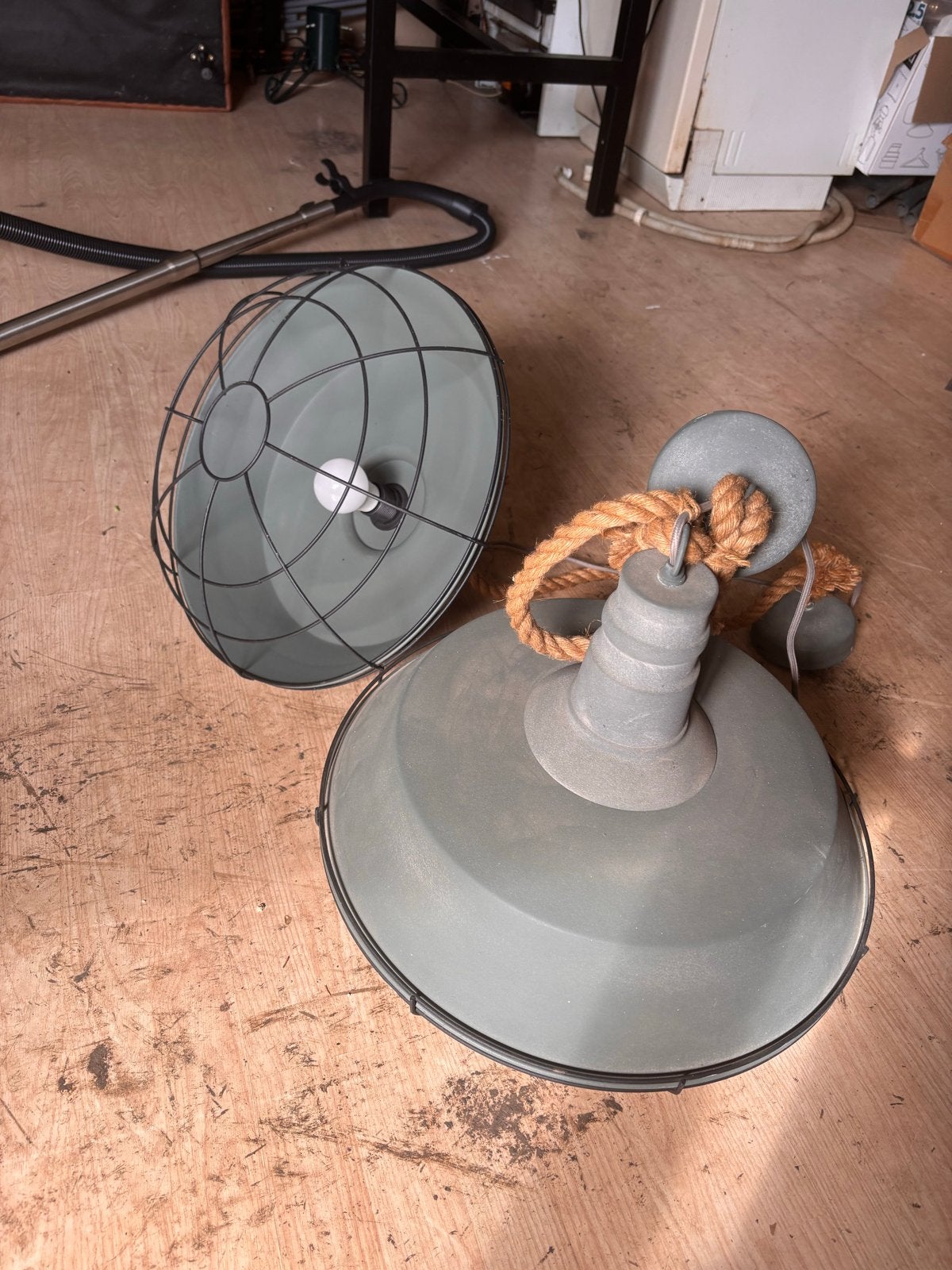 Set van 2 industriële hanglampen met kooi en touw, Huis en Inrichting, Lampen | Lampenkappen, Ophalen, Zo goed als nieuw