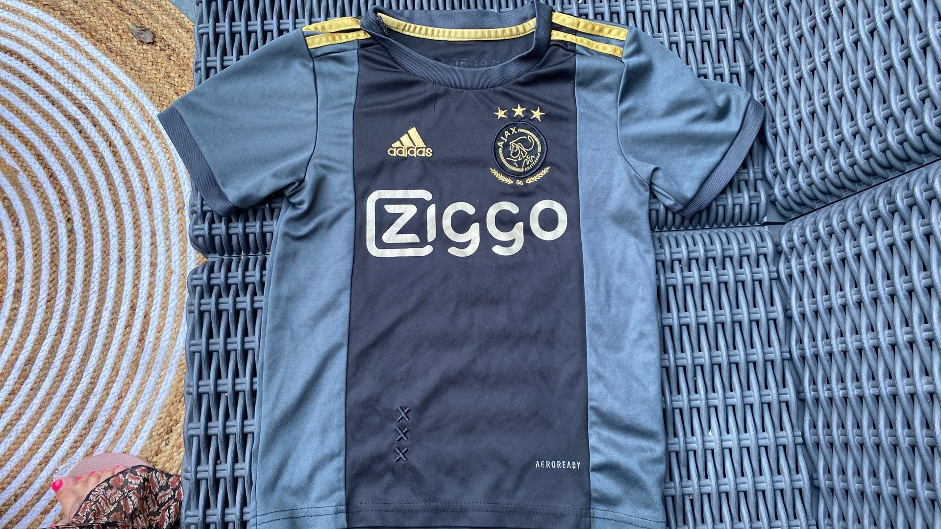 Ajax tenue t-shirt + broek zwart/grijs - Maat 18, Ophalen of Verzenden, Gebruikt, Jongen of Meisje