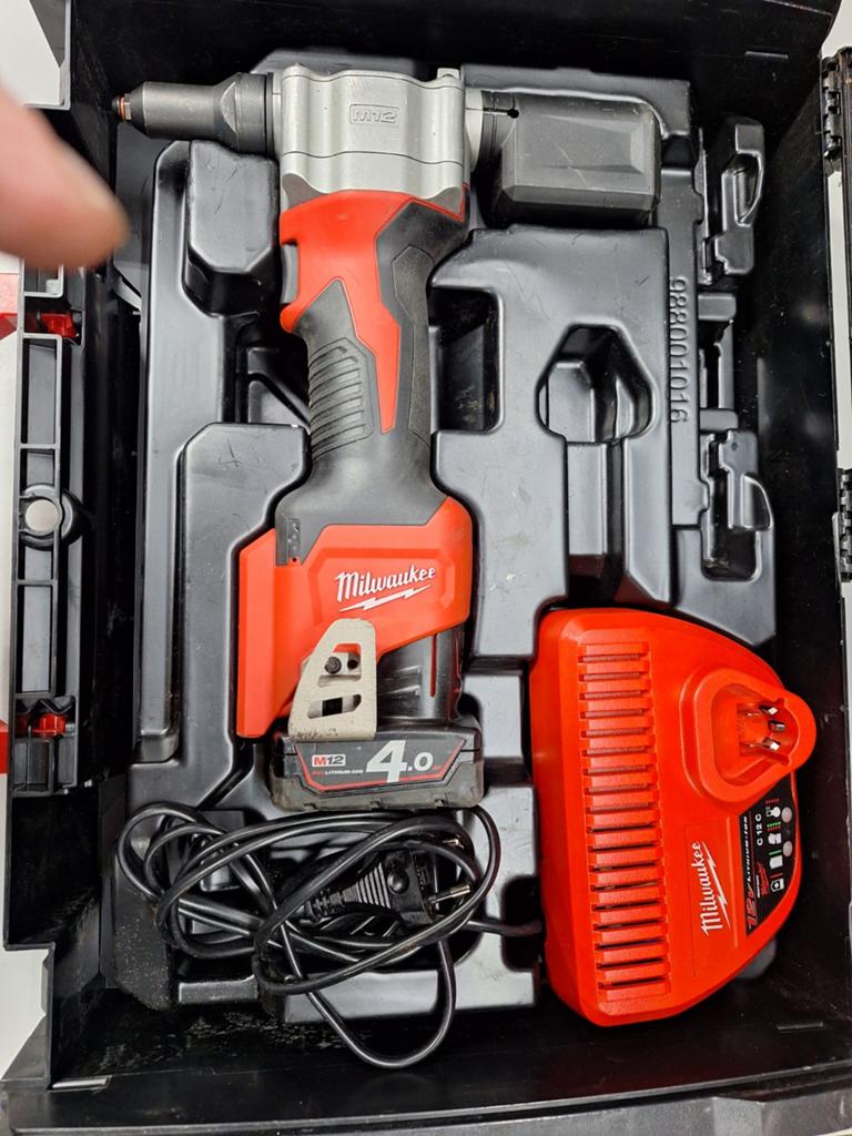 Milwaukee m12 bprt popnageltang + accu 12v 4ah +acculader, Gebruikt, Variabele snelheid, Overige typen, Ophalen of Verzenden