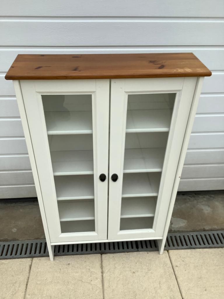 Smalle kast met glazen deuren Ikea leksvik kast vitrinekast, Huis en Inrichting, Ophalen, Gebruikt